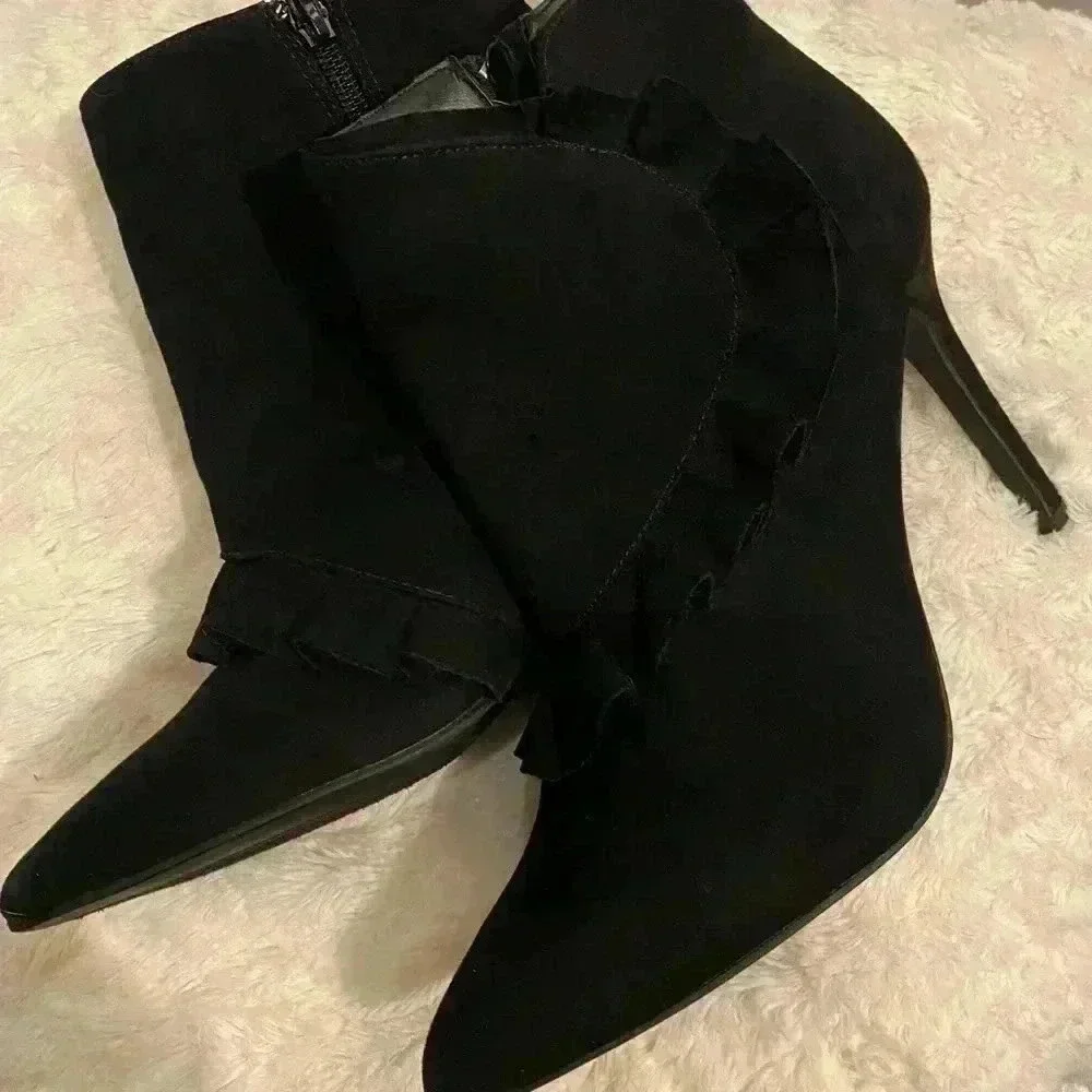 Women’s New JG Soho Black Ruffle Ankle Boot - Size 8  🔥🔥🔥